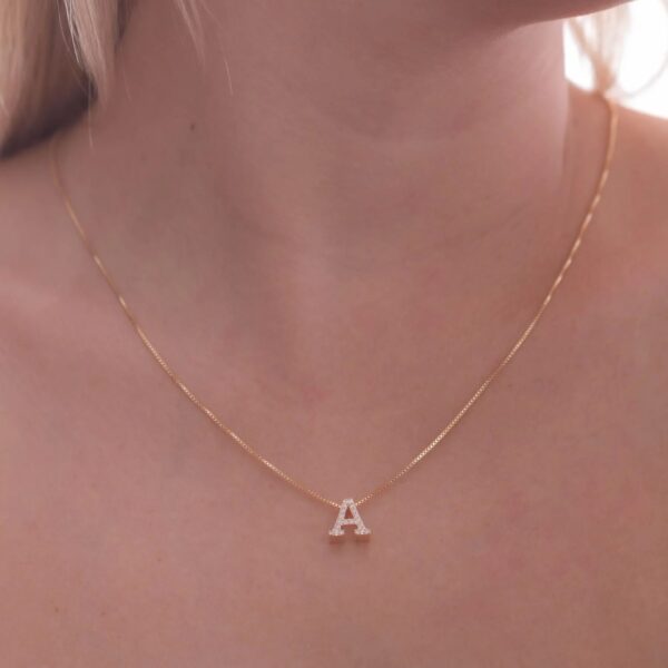 Collar con iniciales
